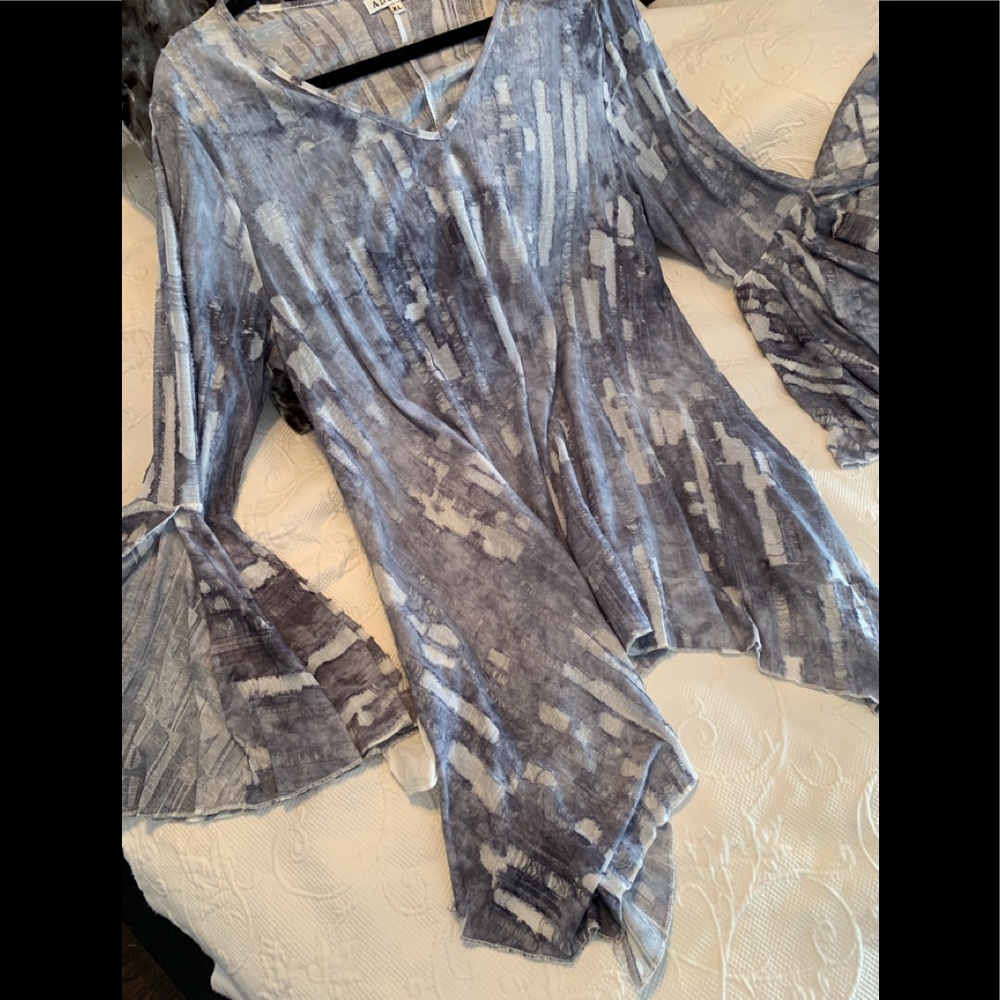 Gently worn tunic from Carina Boutique. XL